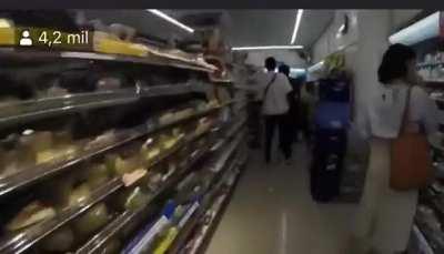 Alguém sabe se esse maluco faz live mesmo? Ou isso aqui é pique aqueles comercial loucão?