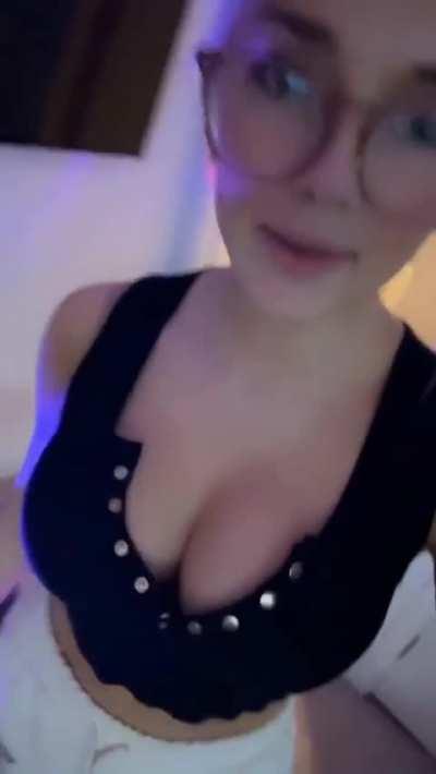 Breckie Hill - Gorgeous in glasses