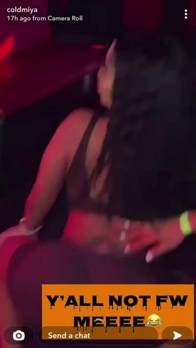 Thick Ebony twerking