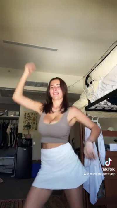 @nnevelpappermann her tits are uncontainable