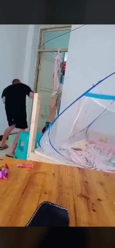 棍棒底下出孝子，给我狠狠的打！