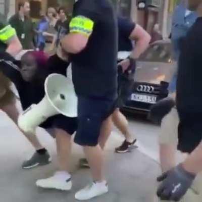 Officers grab woman and kidnap her in broad daylight