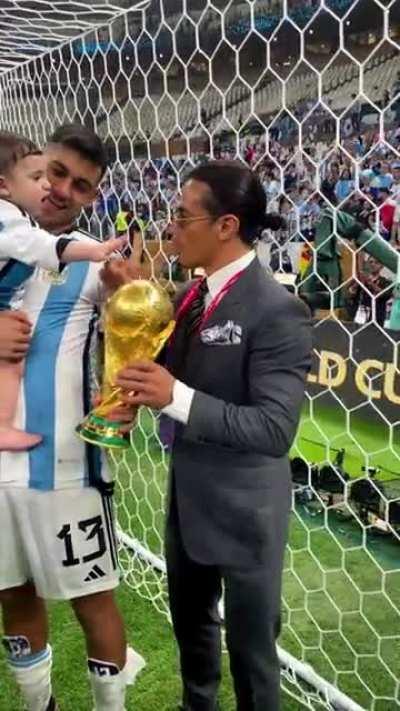 🤮 indignación total provocada por este personaje ( @nusr_et )