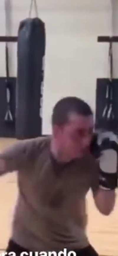 EL GRACIOSO DEL GRUPO AL LLEGAR A CASA