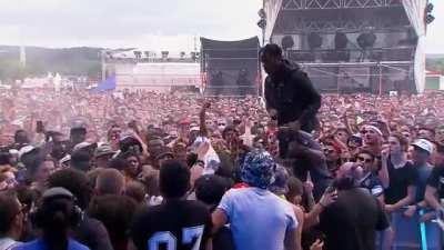 Travis Scott crowdsurfs, then as a kid ''allegedly'' tried to get his shoe, he stops the show, attacks the kid, spits on him and incites all the fans to beat him up