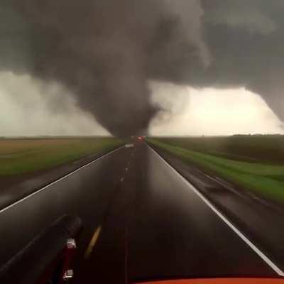 🔥trucker drives through Tornado Alley in United States.