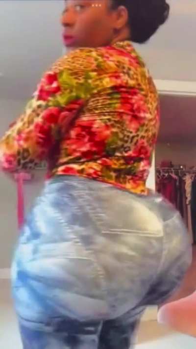 I really love how ridiculously her butt is. This is the type of ass that will have me running home after work 😩😍🙌🏾