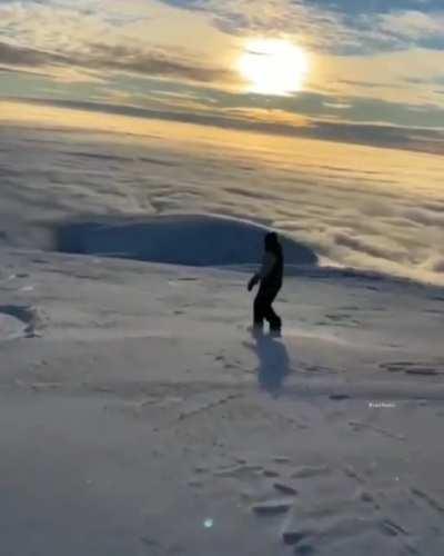 🔥 Snowboarding with this view is just perfect.