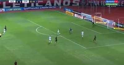 O lance claro de gol que o Davo desperdiçou logo antes do Atlético-GO fazer o gol