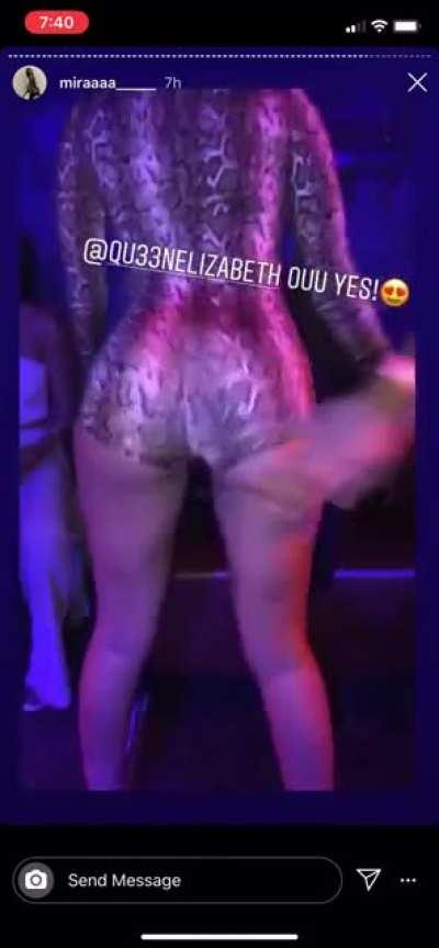 When she bends over 🤤🤤🤤