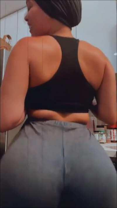 Full Live: she claps for 2 minutes straight at 0:47