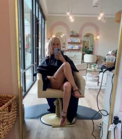 Flashing my pussy in the busy hair salon 💇‍♀️ [GIF]