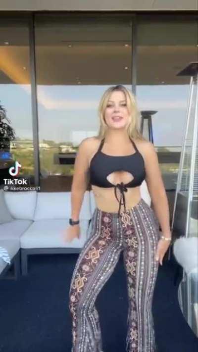 Blondie with a booty