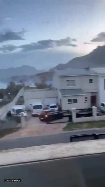 That car stands no chance against the force of this strong wind in Cape Town, Western Cape, South Africa 🇿🇦 (07.04.2024)