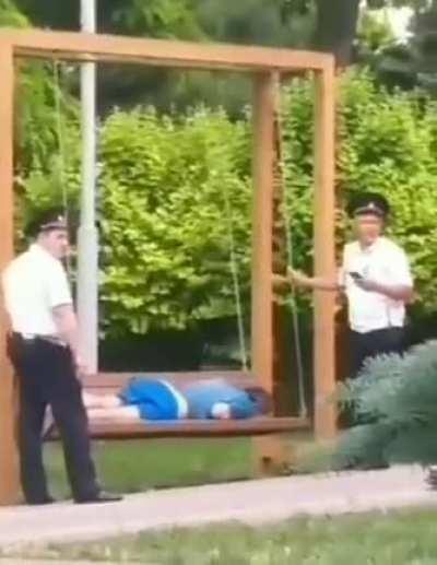 Police rocking drunk man in Anapa, while waiting for а patrol car