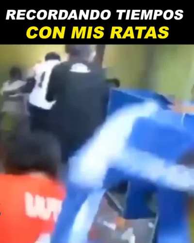 el de la polera azul 🤣😂🤣😂🤣😂🤣
