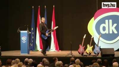 B(oc)sánat. Ez még a FostTalicska szintet sem üti meg. De shitpostszombat idő.