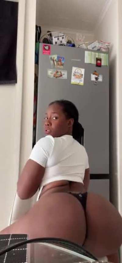 let me sit on your face 🙄 Please !!!