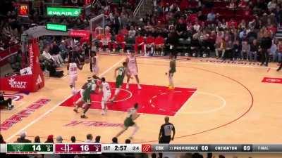 [Highlight] Giannis shows his dominance in the paint.