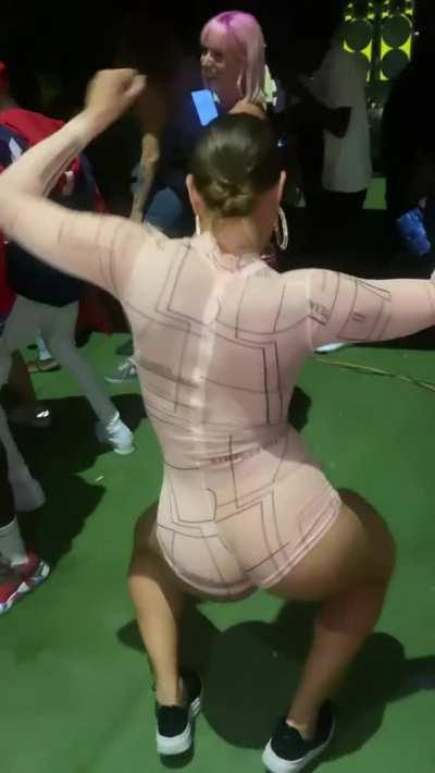 Showing off her mad skills at the party (@Teetwerk)