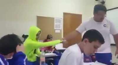 Brazillian teacher thinks the kid is looking like a highlighter marker