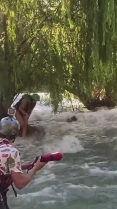 San Rafael: Así recataron a una piba que se cayó de un gomón mientras hacía rafting