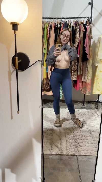 Being extra sneaky in the crowded vintage store 🙊⚡️