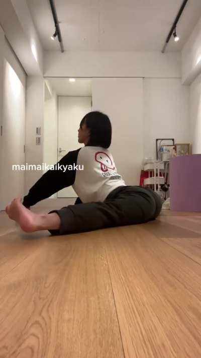 She's doing some yoga @maimaiyoga