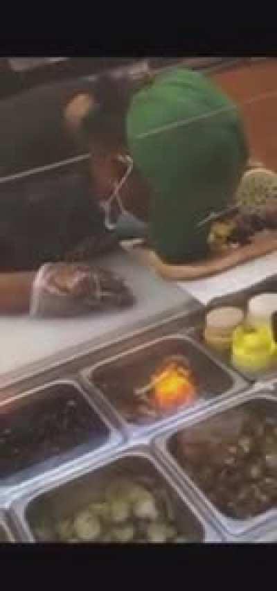 Cuando le pides el chanwis con todo y el vato se echa también.