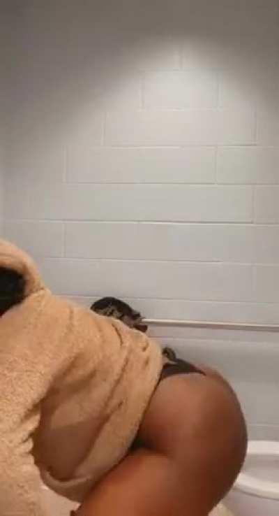 I looove making custom content and open to kinks imma freak tbh🤷🏽‍♀️😈