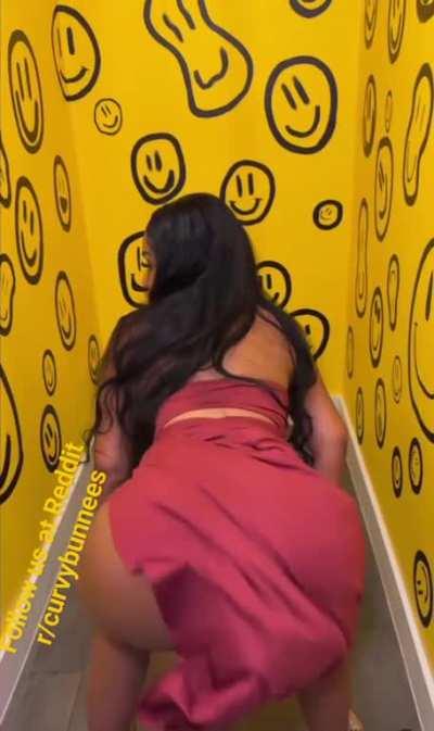 Nothing like a big booty chick in sandals nothing but pressure 💥 (Model : Katt Leya) touching her toes while waving 🌊 back!