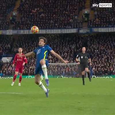 Why is Anthony Taylor controlling Marcos Alonso like a puppet with his legs? I thought this is forbidden in soccer?