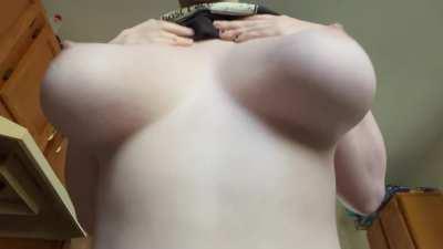 Big jiggly titties 🖤