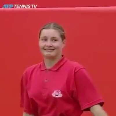 Когда игра не задалась, почему бы не попросить девочку, подающую мячи на корте, выиграть всего одно очко в сете?