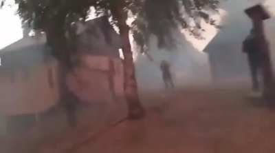 El panorama en El Bolson esta tarde. Los vecinos intentando que las llamas no lleguen a sus viviendas