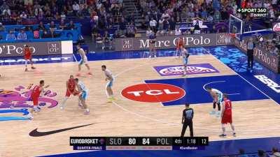 [Highlight] Mateusz Ponitka hits a big 3 to give Poland a 2 possession lead over Slovenia