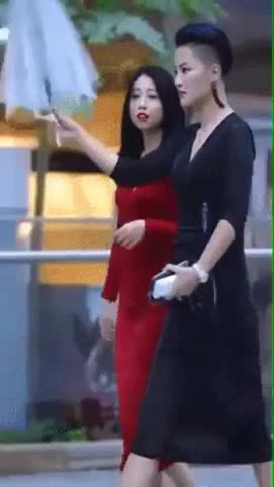 Monas chinas y paraguas.