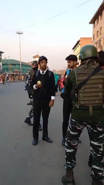 An apple a day, keeps occupational forces at bay! This guy has all the swag in the world. Allah T'ala kaernas raech.