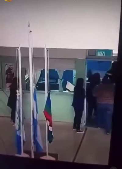 Neuquén: una madre y su hija atacaron a una docente y a la directora de un colegio. Hay paro docente en la provincia.