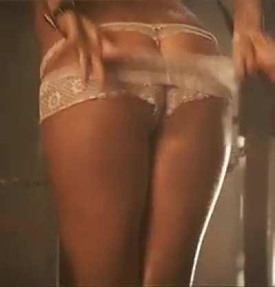 Jennifer Aniston’s ass makes me so hard