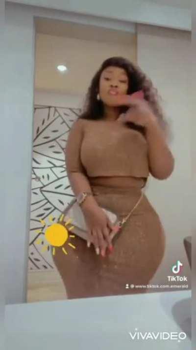 Indeed, she had big shapes😁😁😁