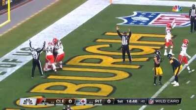 Steelers mess up the first snap of the game and the Browns turn it into a Touchdown!