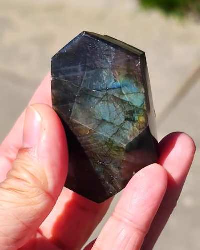 Flashy rainbow Labradorite