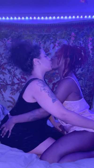 Naughty friends! Cum see where this makeout leads on OnlyFans rn…hint: one of us ends up with a mess on her face 😜😜 link in bio! No PPVs!!