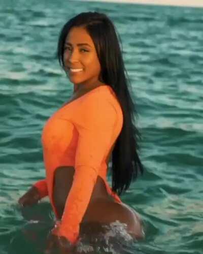 Orange is her colour, god damn...🍑