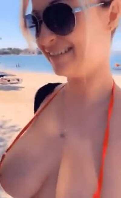 Buttplug at the beach in a bitch