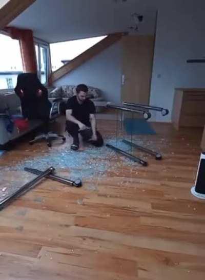 Решил значит положить стол на бок