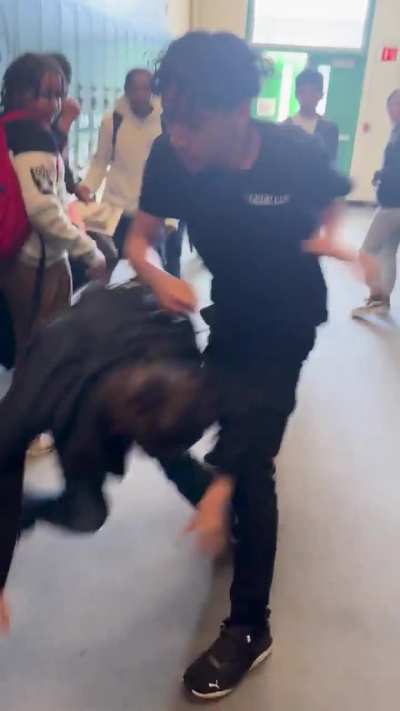 middle school fight breaks out because little kid broke big kids glasses