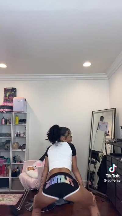 Coi booty shorts shake Damnnn