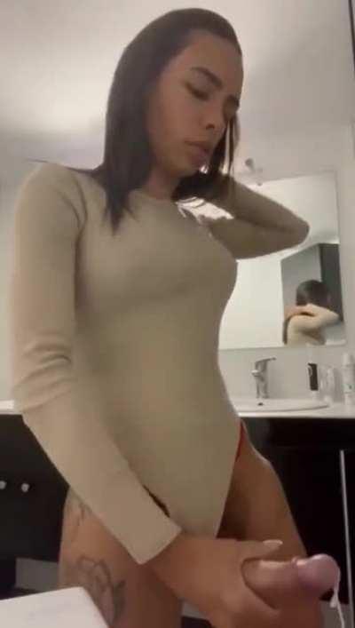 Shemale big cock cums